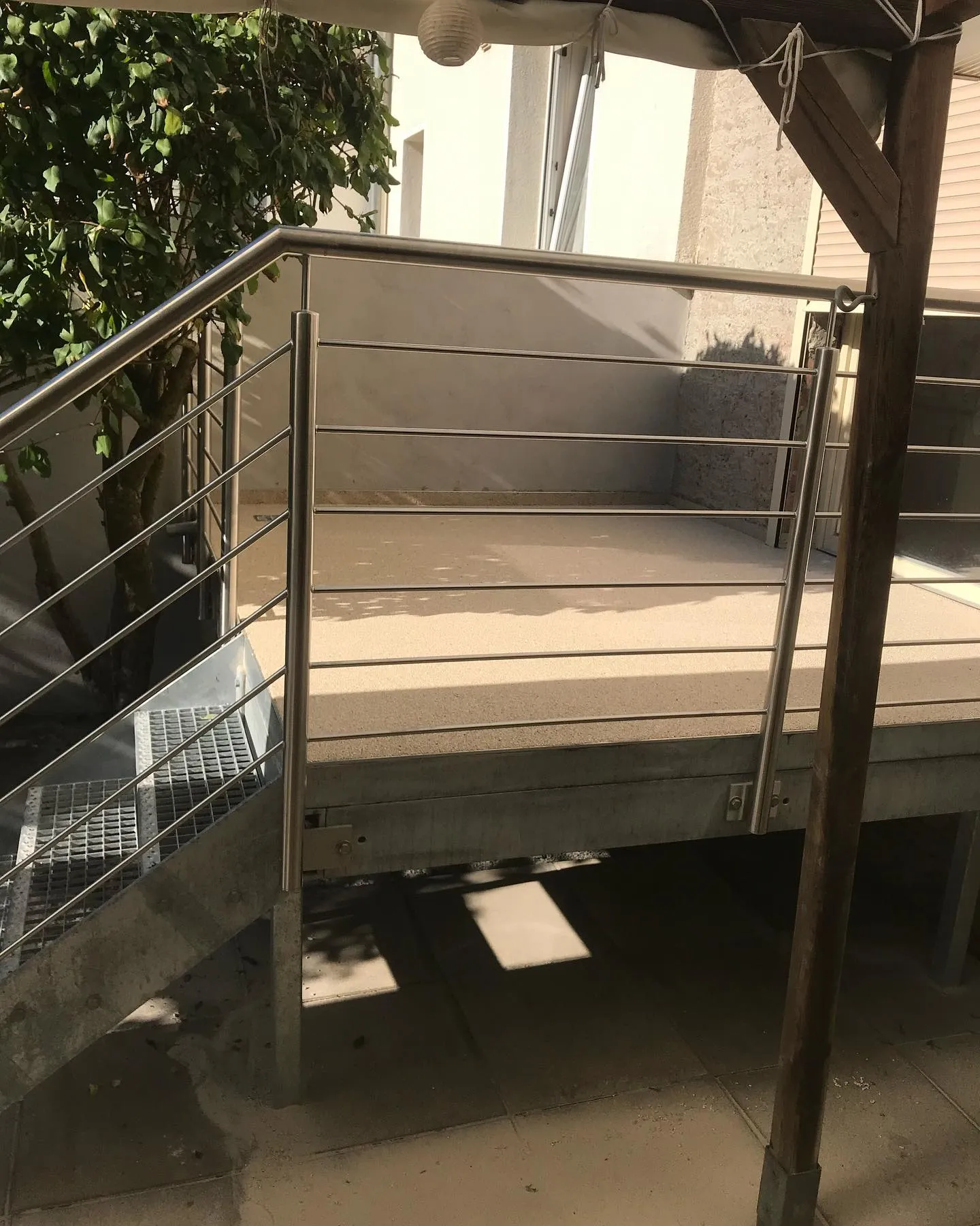 Steinteppich auf Außenpodest mit Edelstahlgeländer