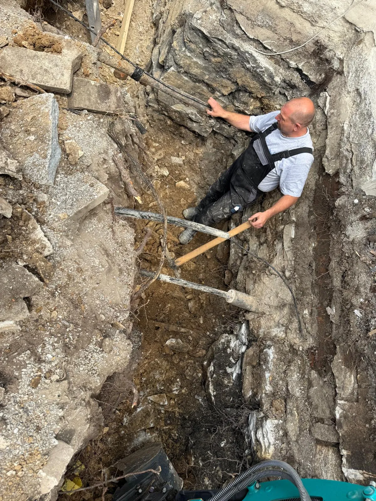 Freilegung der Kelleraußenwand – Erdarbeiten