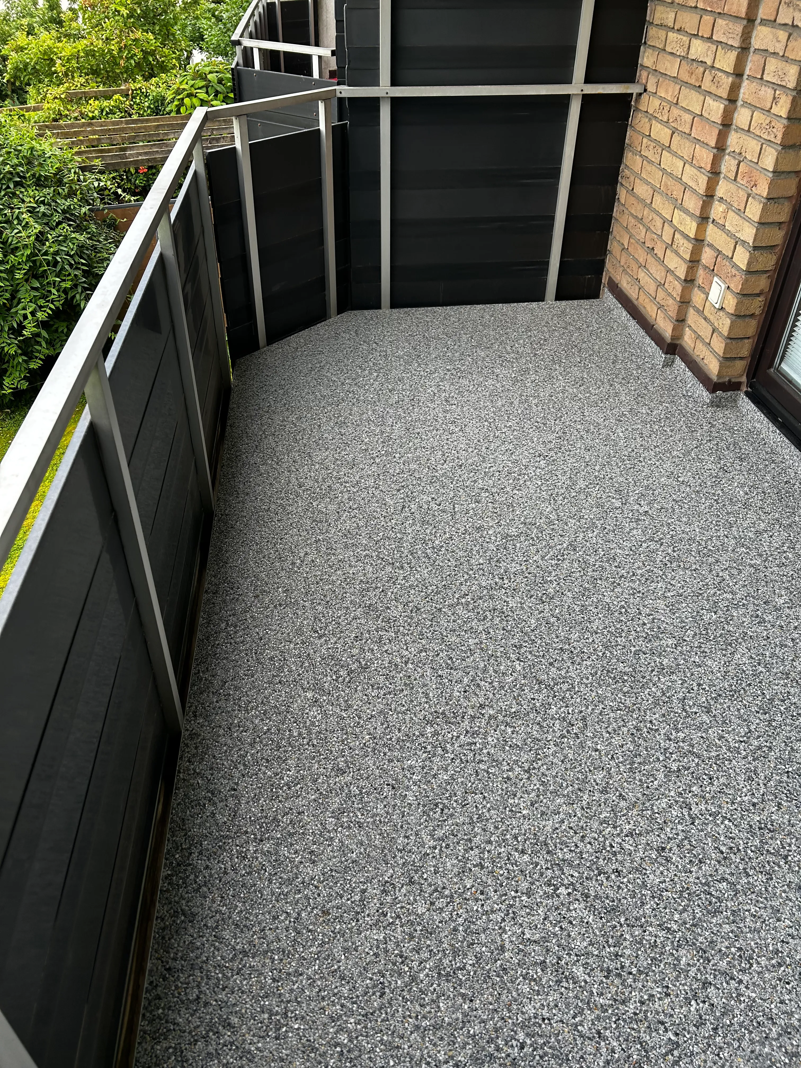 Sanierter Balkon mit Steinteppich