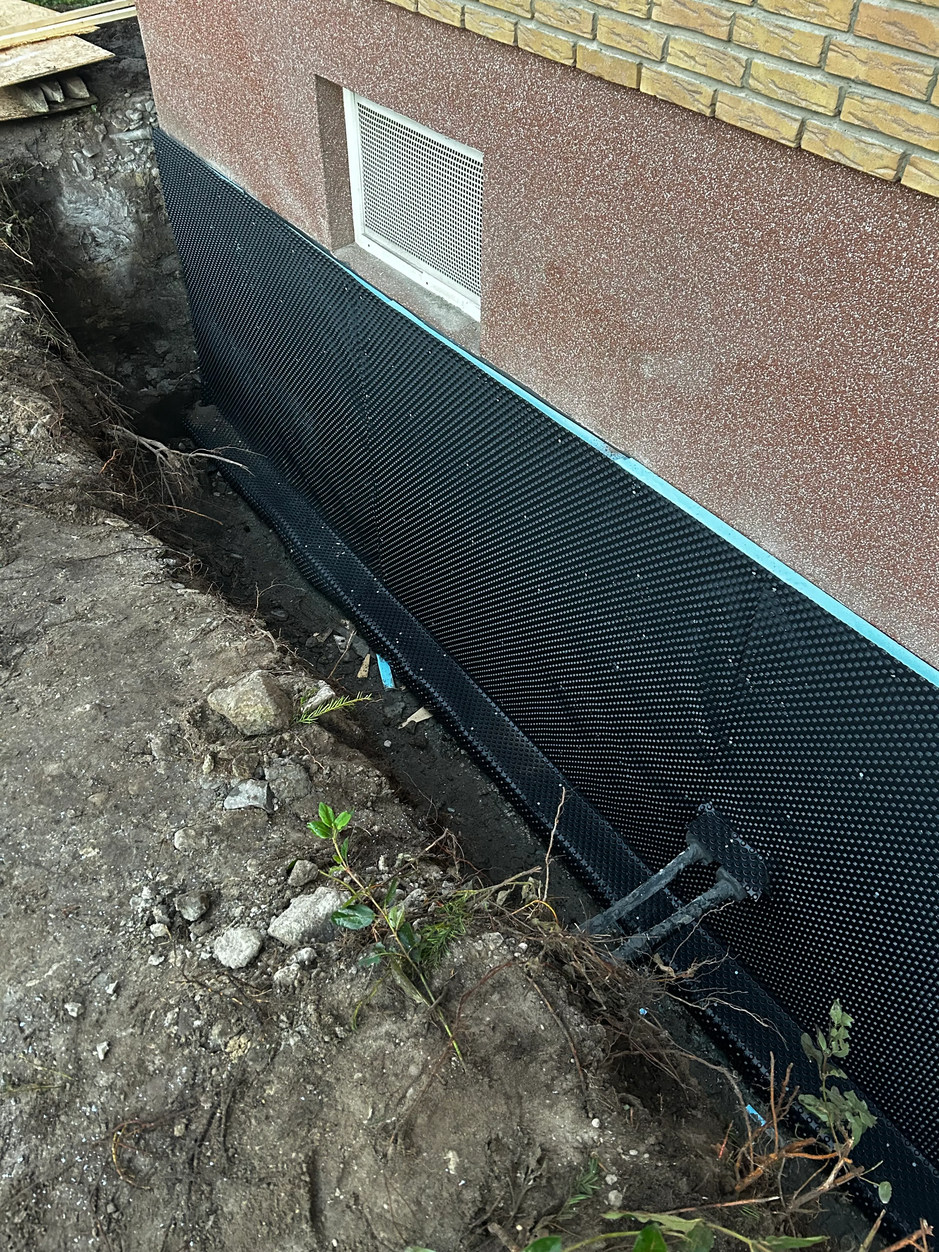 Noppenbahn und Drainage vor dem Verfüllen