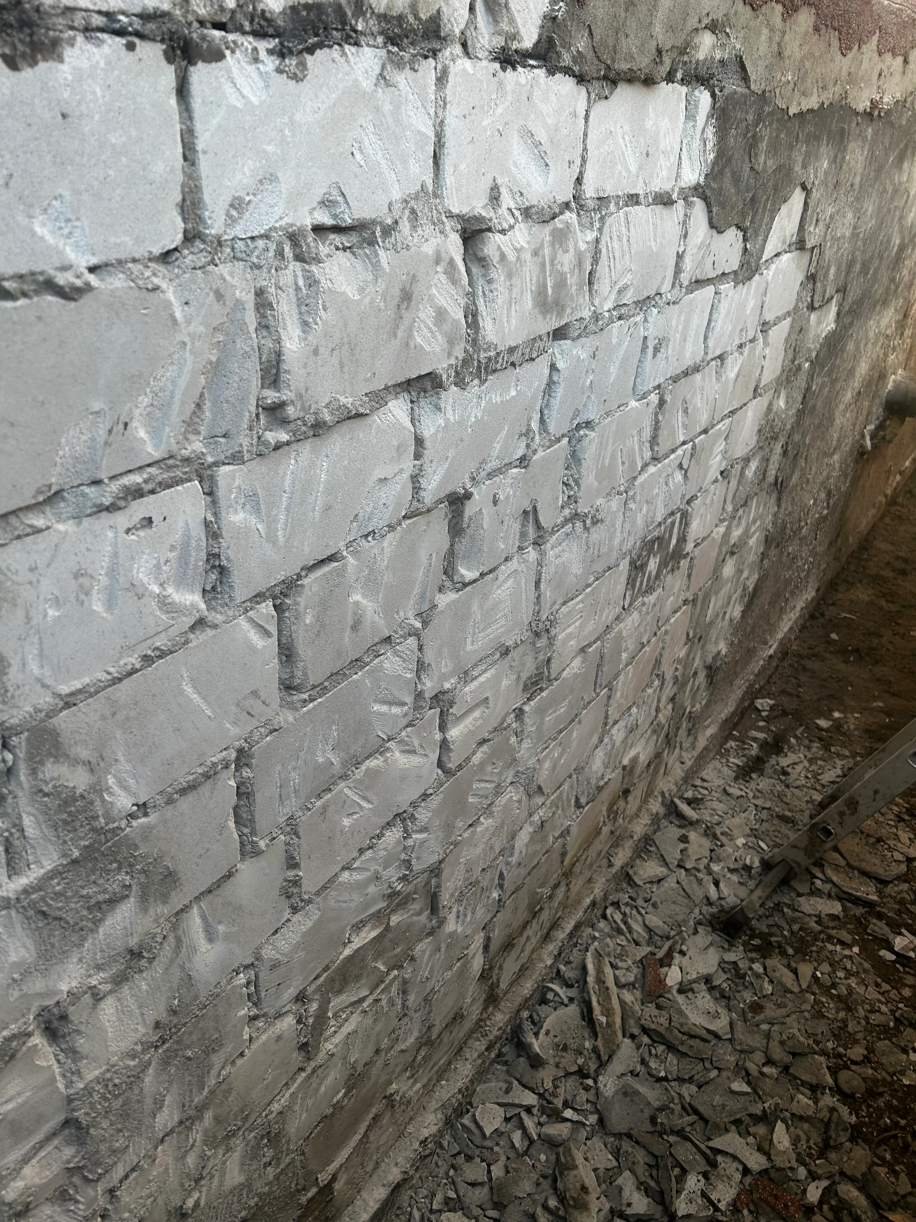 Freiliegendes altes Mauerwerk vor der Kellerabdichtung